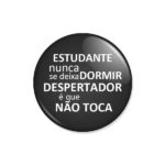crachá "ESTUDANTE nunca se deixa DORMIR DESPERTADOR é que NÃO TOCA"