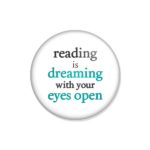 crachá ou íman "reading is dreaming with your eyes open"